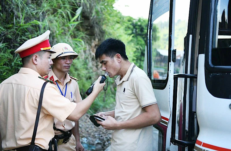 Cảnh sát giao thông kiểm tra nồng độ cồn đối với lái xe vận chuyển hành khách.