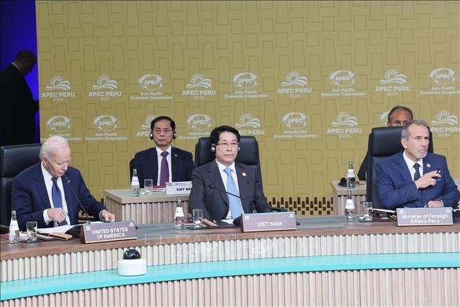 ‘APEC 정상들과 내빈들 간의 대화’에 참석한 르엉 끄엉 국가주석 [사진: 럼 카인/ 베트남 통신사]