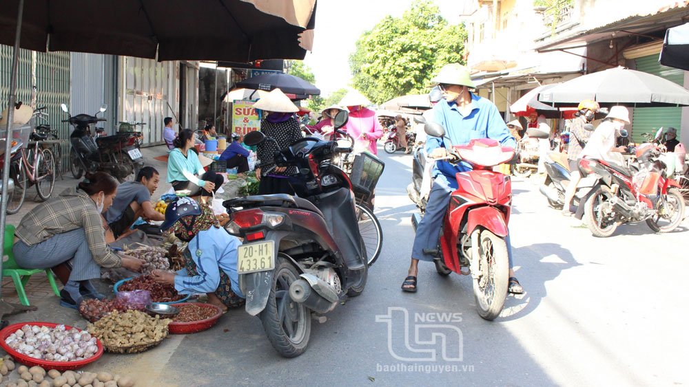 Hoạt động kinh doanh, buôn bán tại chợ Trung Thành, phường Trung Thành (TP. Phổ Yên).