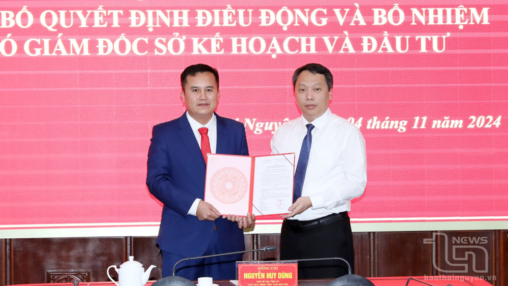 Đồng chí Chủ tịch UBND tỉnh Nguyễn Huy Dũng trao quyết định bổ nhiệm cho đồng chí Nguyễn Ngọc Thiện.