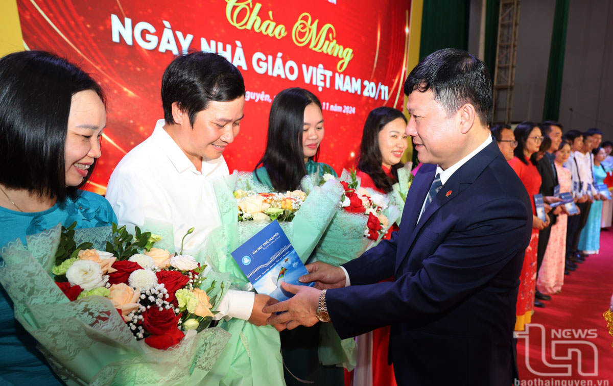 Đại học Thái Nguyên vinh danh các nhà giáo được công nhận chức danh Phó Giáo sư năm 2024.