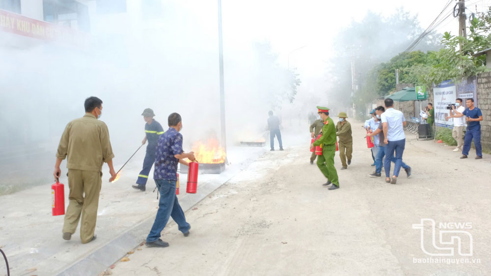 Người dân nhanh chóng thực hiện công tác chữa cháy ban đầu.