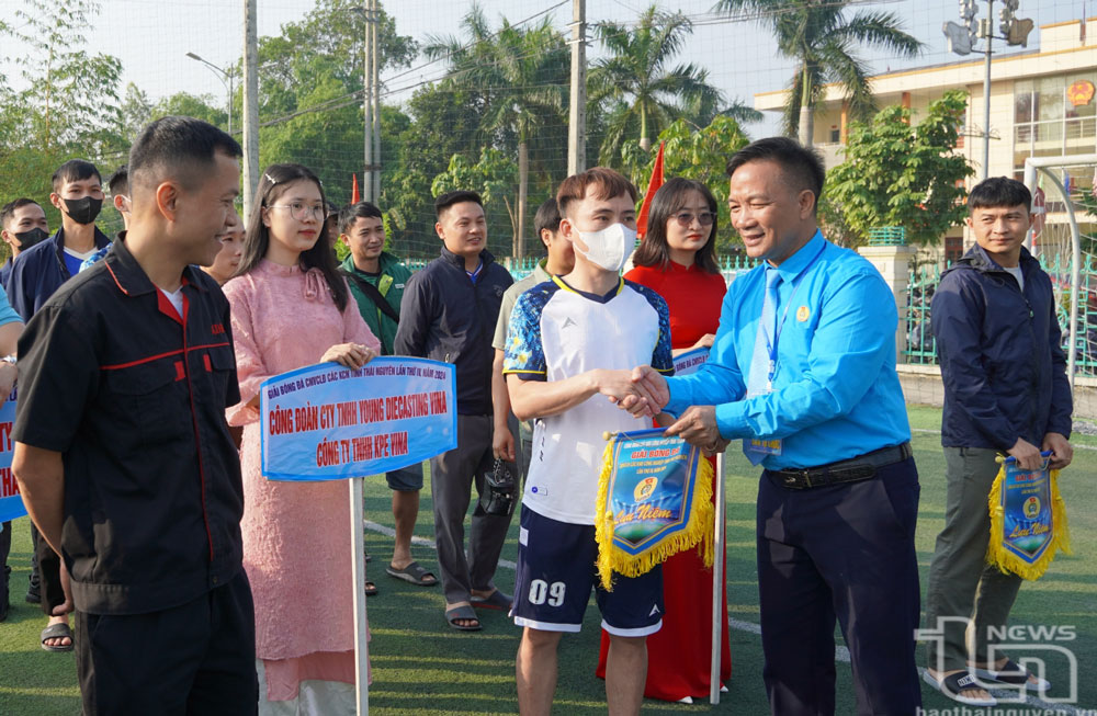 Lãnh đạo Công đoàn Các khu công nghiệp tỉnh Thái Nguyên trao Cờ lưu niệm cho đại diện các đội.