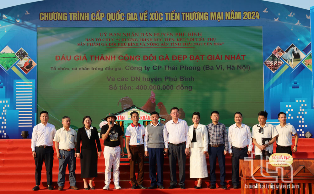 Ban Tổ chức đấu giá cặp gà giành giải nhất để ủng hộ Chương trình xóa nhà dột nát trên địa bàn huyện Phú Bình.