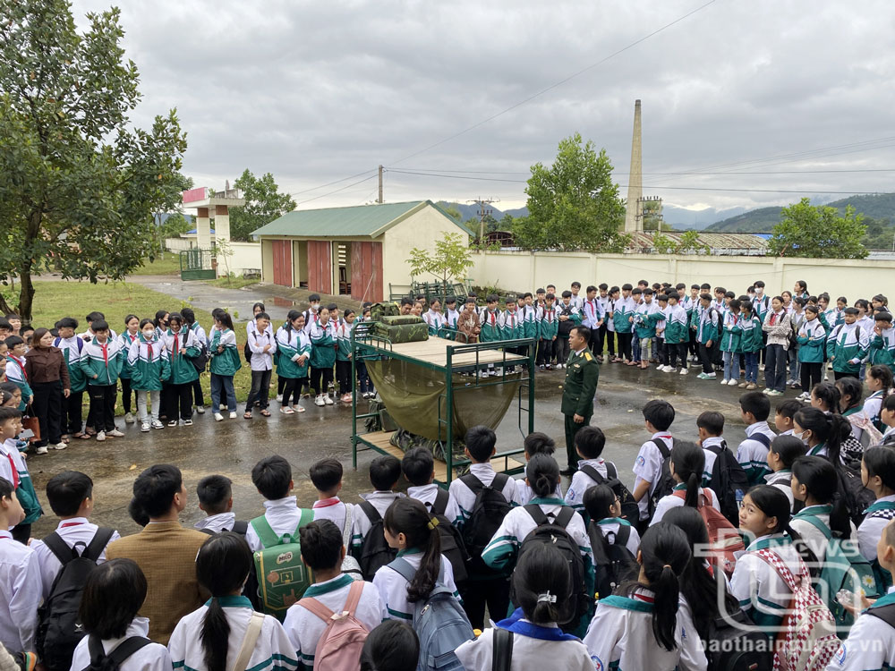 Học sinh Trường Tiểu học xã Lục Ba (Đại Từ) học tập ngoại khóa tại Trung đoàn 832 (Bộ Chỉ huy Quân sự tỉnh).