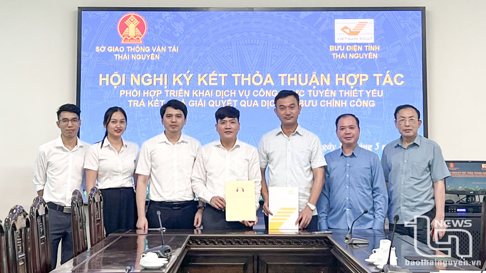 Lãnh đạo Sở Giao thông Vận tải và Bưu điện tỉnh ký thỏa thuận phối hợp triển khai dịch vụ công trực tuyến lĩnh vực giao thông qua dịch vụ bưu chính công.