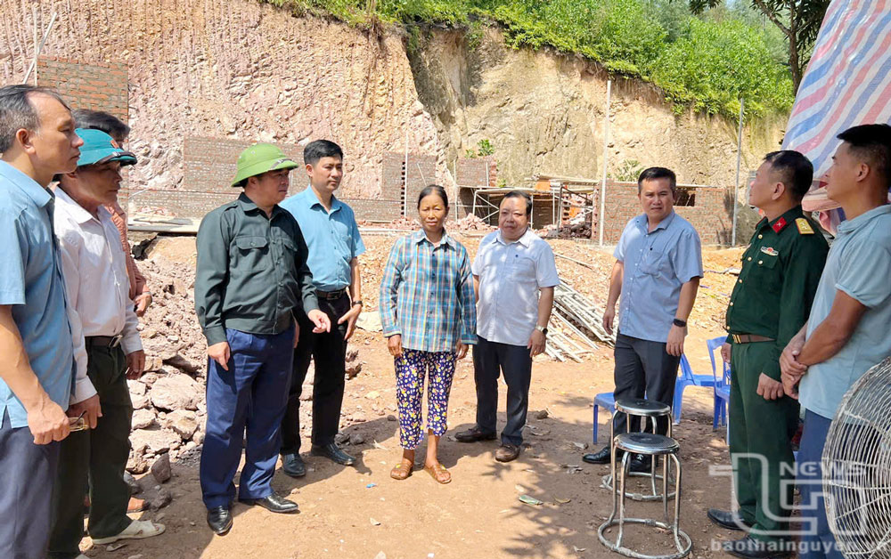 Lãnh đạo TP. Phổ Yên thăm công trình nhà ở đang được xây dựng của gia đình bà Lưu Thị Lừu, xóm Bìa, xã Thành Công.