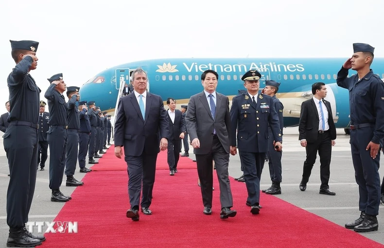 Lễ đón Chủ tịch nước Lương Cường tại sân bay quốc tế Jorge Chávez ở thủ đô Lima, Peru. (Ảnh: Lâm Khánh/TTXVN)