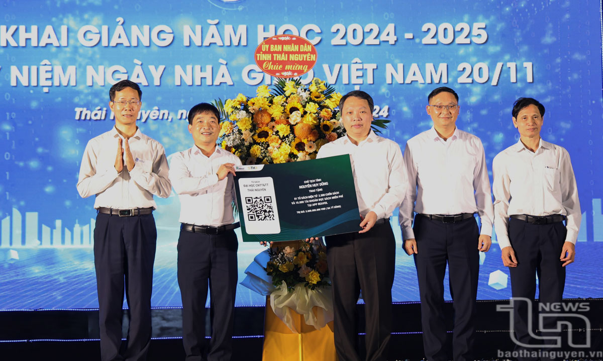 Chairman Nguyen Huy Dung presented 10,000 reading accounts to the University of Information and Communication Technology, Thai Nguyen University. 