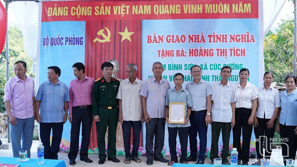 Đại diện Ban Chỉ huy Quân sự huyện Võ Nhai và lãnh đạo địa phương bàn giao Nhà tình nghĩa cho gia đình.