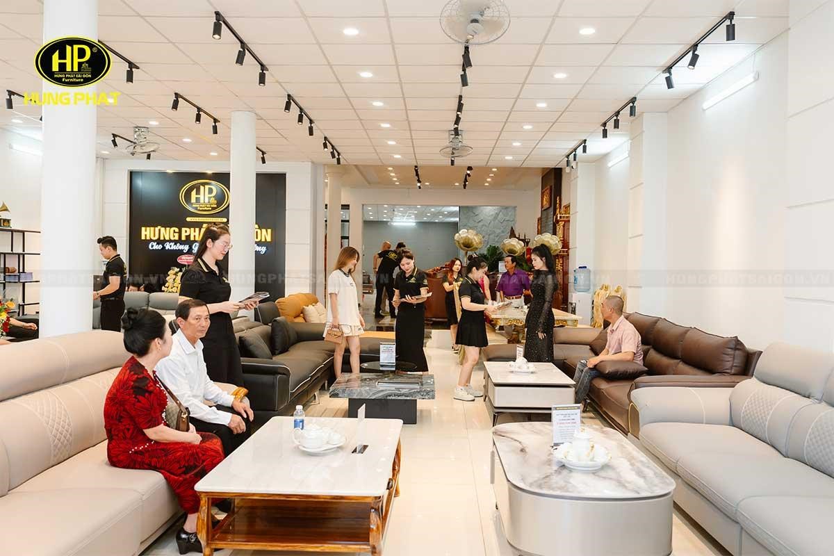  
Khách hàng đến showroom hài lòng về dịch vụ