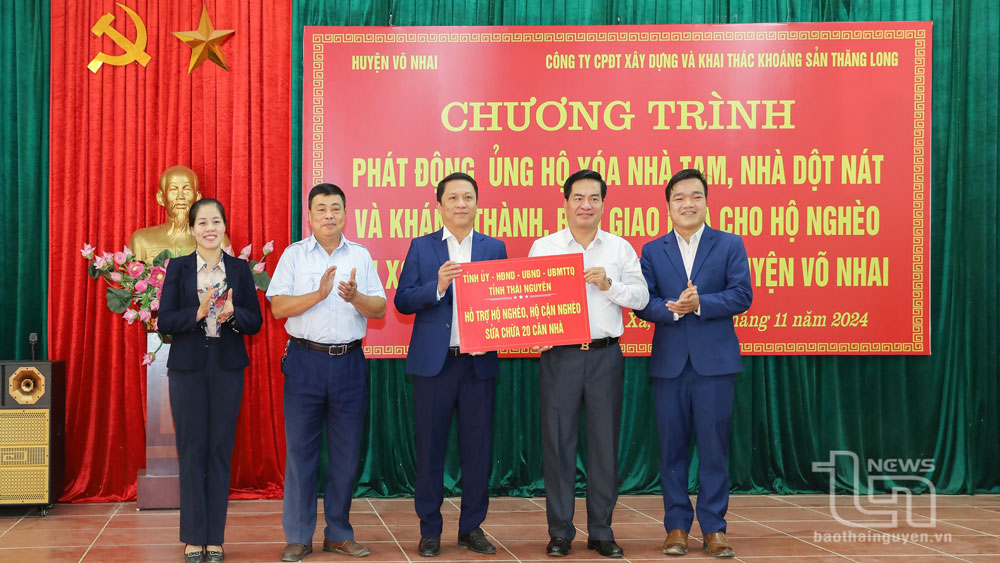 Đồng chí Lê Quang Tiến trao hỗ trợ của Tỉnh uỷ, HĐND, UBND, Uỷ ban MTTQ tỉnh giúp 20 hộ nghèo, cận nghèo sửa chữa nhà ở.