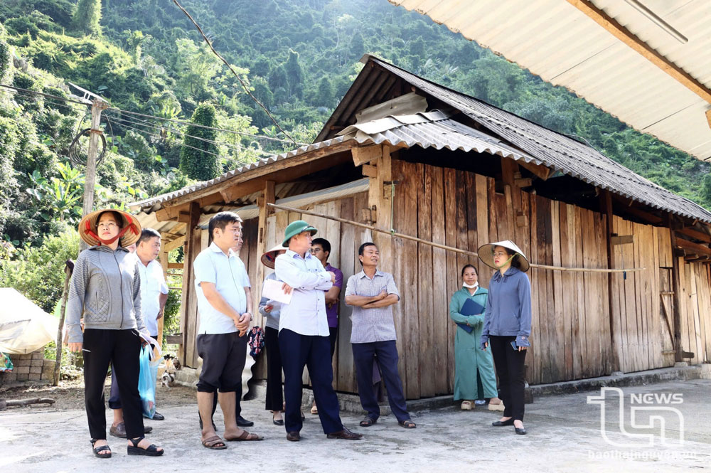 Đoàn công tác của UBND huyện Võ Nhai khảo sát tình hình thực tế tại hộ nghèo trên địa bàn xã Thần Sa.