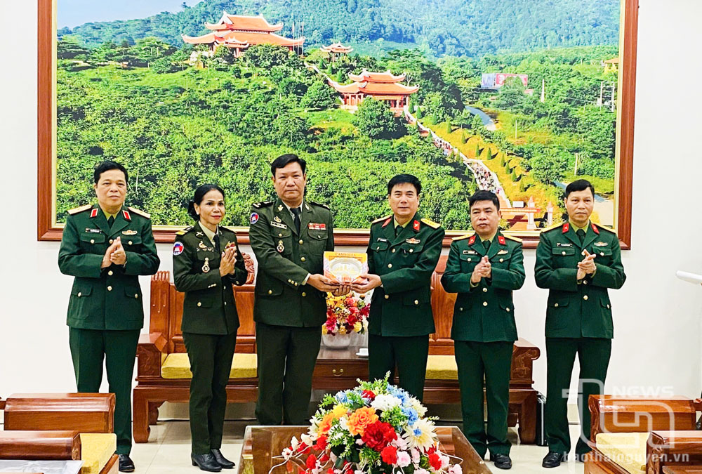 柬埔寨王家军高级官员代表团访问太原省