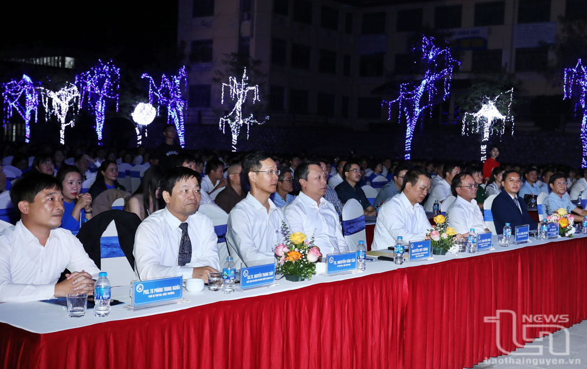 행사에 참석하는 응우옌 후이 중(Nguyễn Huy Dũng) 타이응우옌성 인민위원회 위원장과 참석대표단의 모습