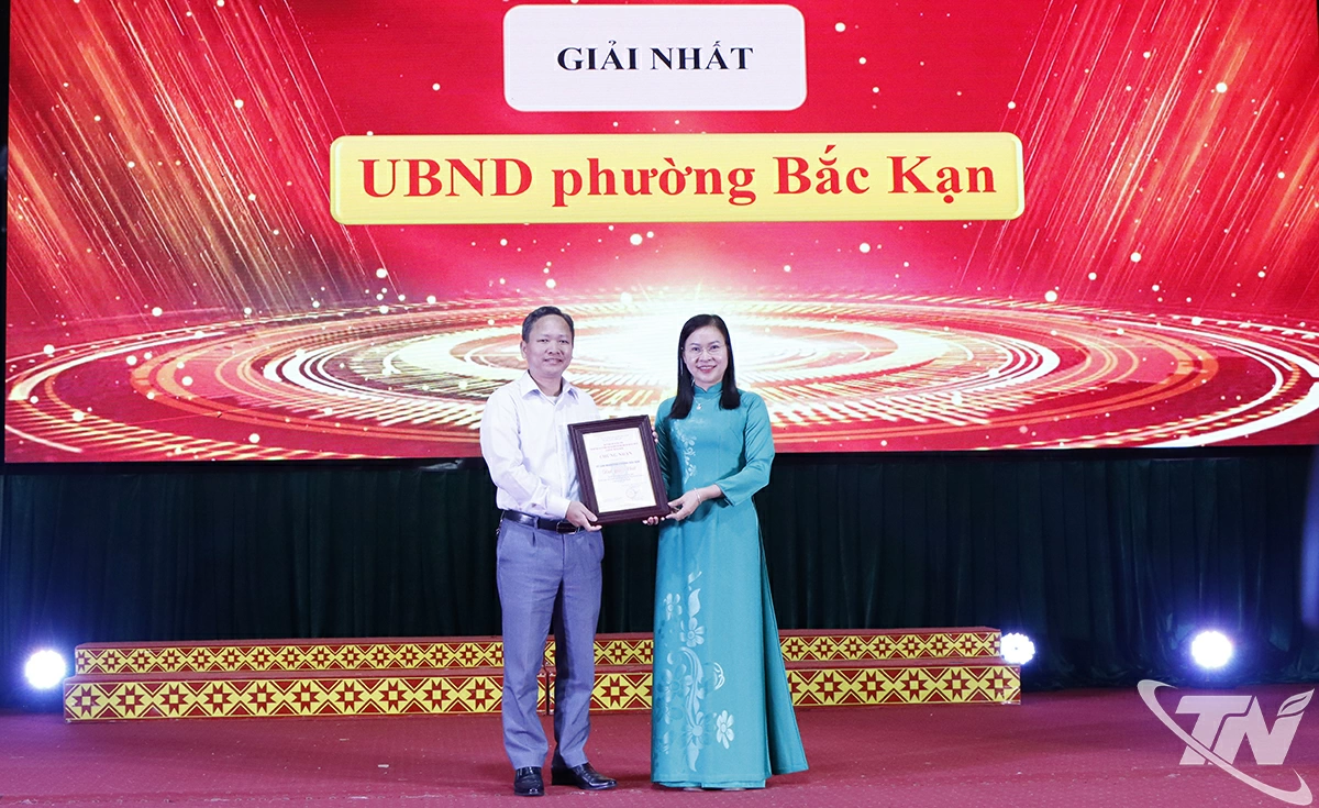 Ban Tổ chức trao giải Nhất tập thể cho UBND phường Bắc Kạn.