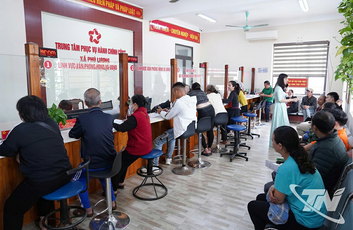 Người dân đến làm thủ tục hành chính tại Trung tâm Phục vụ hành chính công xã Phú Lương.