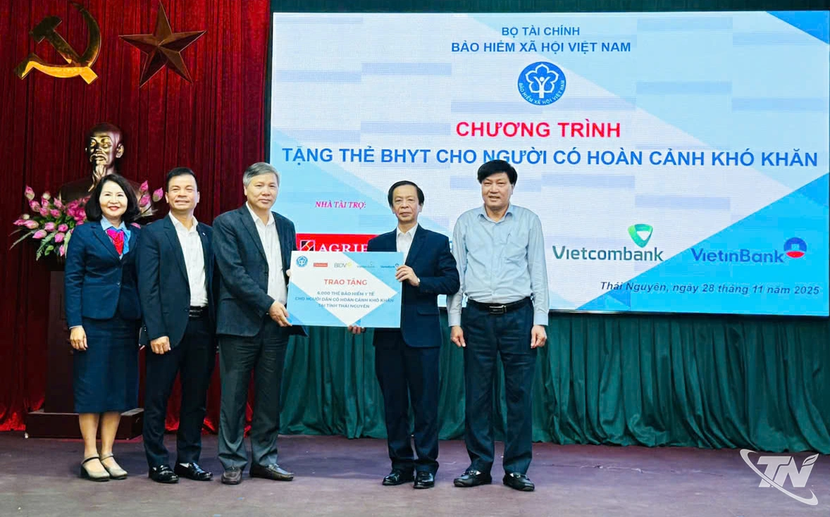 Đồng chí Nguyễn Đức Hòa Phó Giám đốc BHXH Việt Nam trao tặng 6.000 thẻ BHYT cho tỉnh Thái Nguyên.