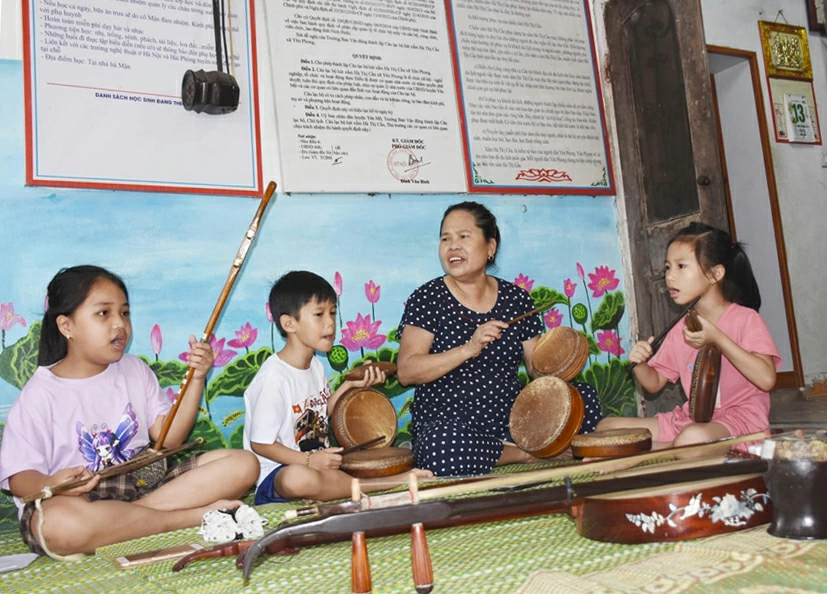 Nghệ nhân Nguyễn Thị Mận tâm huyết dạy trẻ nhỏ nghệ thuật hát xẩm.