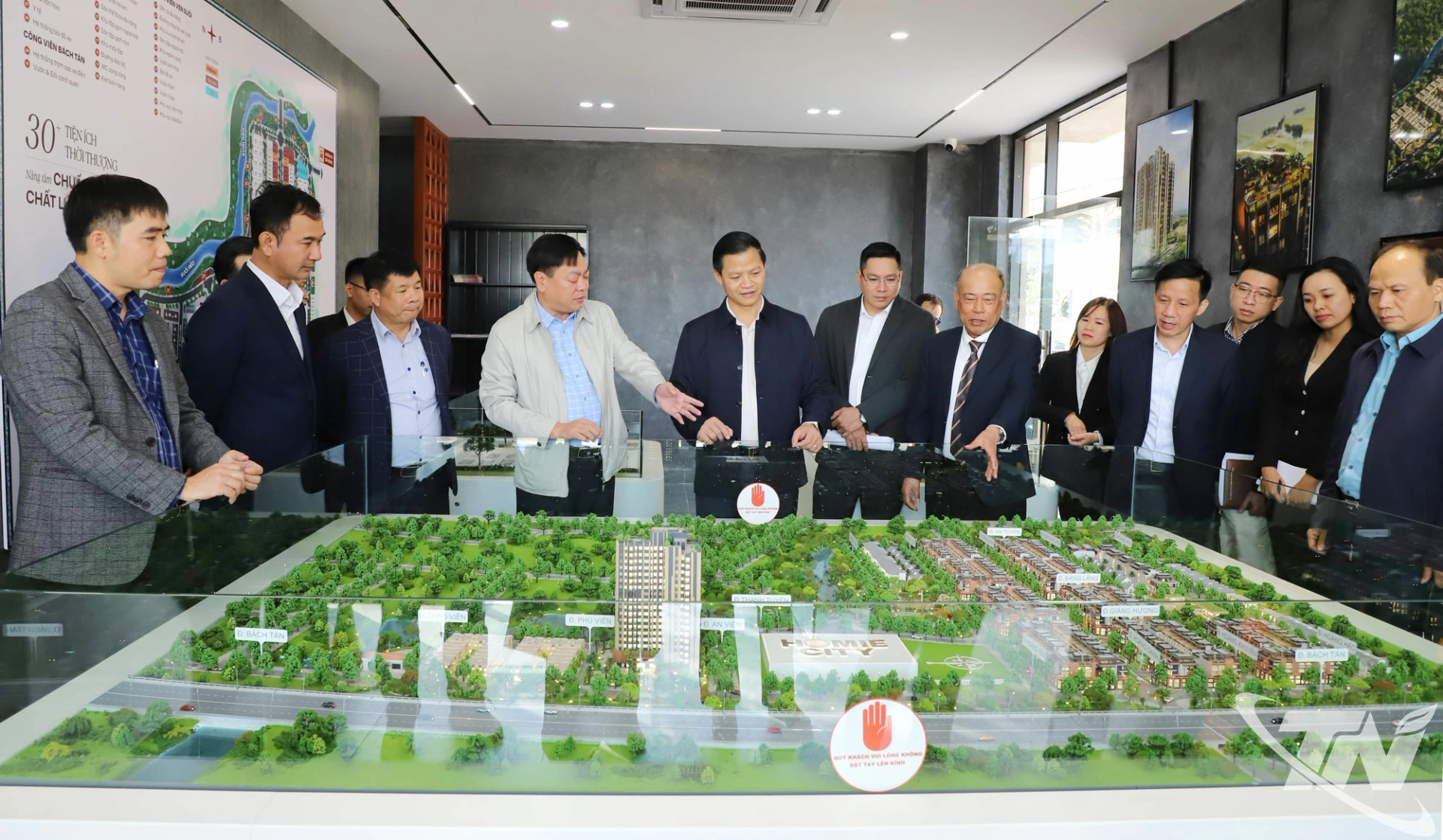 Đồng chí Chủ tịch UBND tỉnh Vương Quốc Tuấn và Đoàn công tác kiểm tra Dự án Khu dân cư Đại Thắng (phường Vạn Xuân).