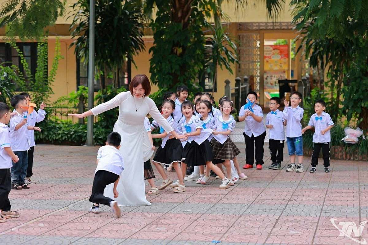Ảnh dự thi “Khoảnh khắc nhà giáo - khoảnh khắc đẹp - hành trình đẹp” tại Trường Tiểu học Phùng Chí Kiên của cô giáo Vũ Thị Huyên.
