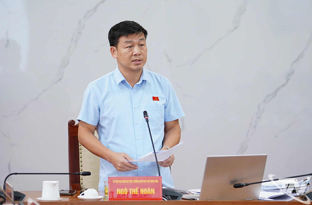 Đồng chí Ngô Thế Hoàn, Trưởng Ban Pháp chế HĐND tỉnh chủ trì Hội nghị.