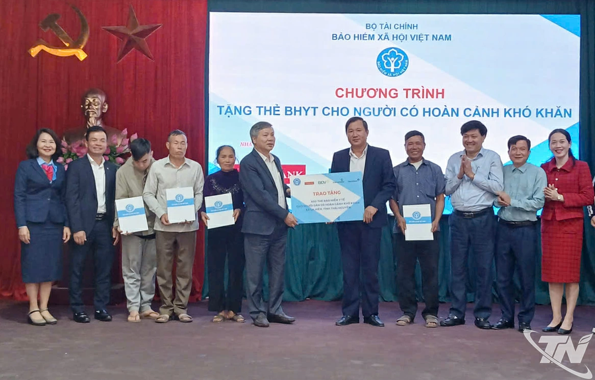 Đại diện lãnh đạo BHXH tỉnh Thái Nguyên tặng quà 15 gia đình bị ảnh hưởng bởi cơn bão số 11.