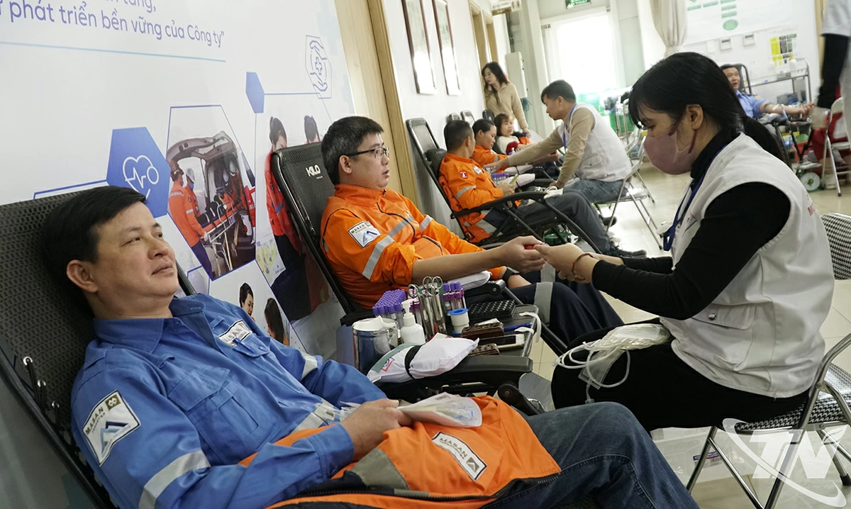 Các cán bộ, nhân viên Công ty TNHH khai thác khoáng sản Núi Pháo tham gia hiến máu tình nguyện.