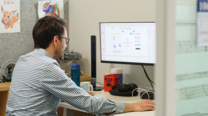 Phó Giáo sư Michael Menden của Đại học Melbourne.