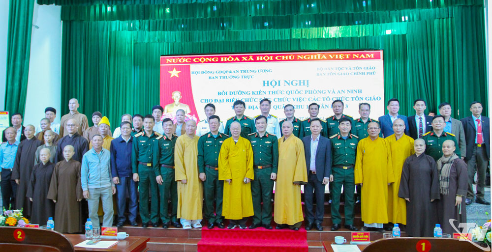 Các đại biểu chụp ảnh lưu niệm cùng chức sắc, chức việc các tổ chức tôn giáo của các địa phương trên địa bàn Quân khu 1, Quân khu 3.