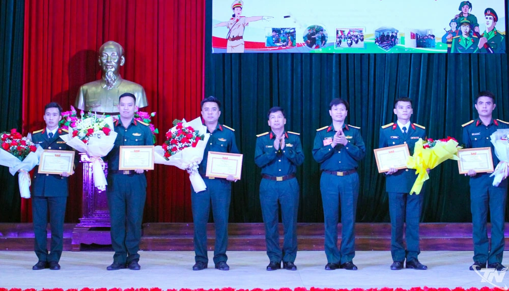  Ban tổ chức trao giải Nhất, Nhì, Ba cho tập thể các đội tham gia thi và giải phần thi xuất sắc ở từng nội dung thi.