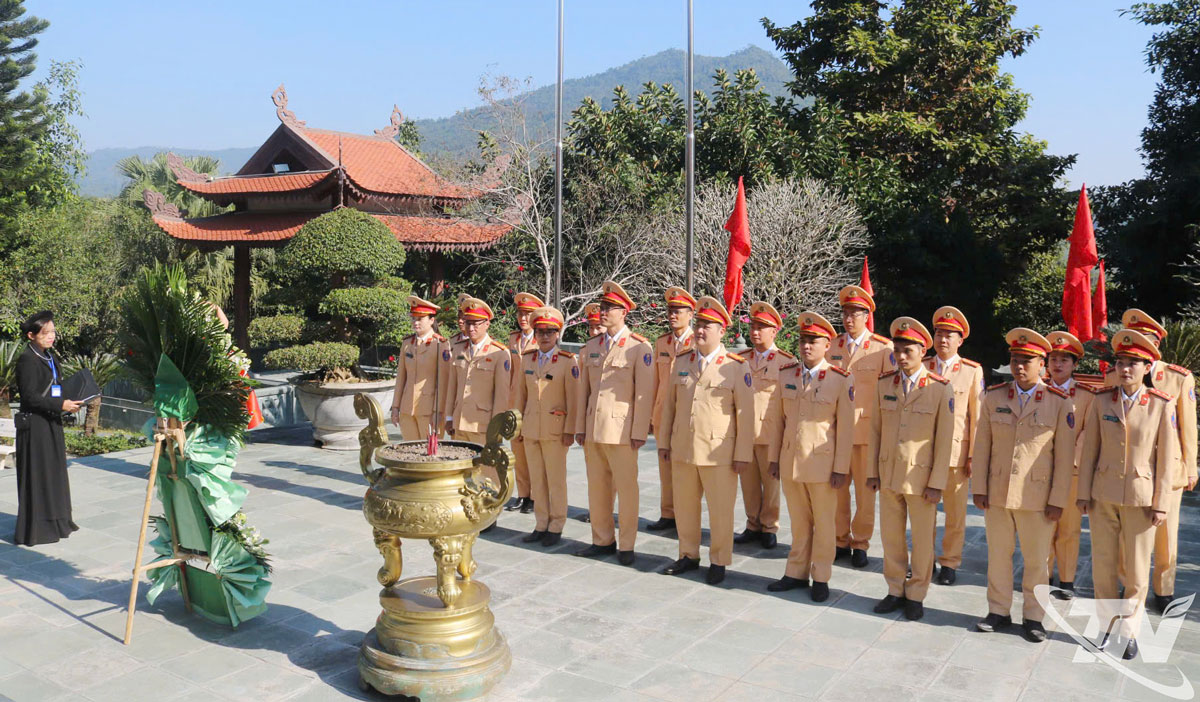 Đoàn đại biểu Phòng Cảnh sát giao thông, Công an tỉnh dâng hương, báo công với Bác tại Nhà tưởng niệm Người trên đỉnh Đèo De.