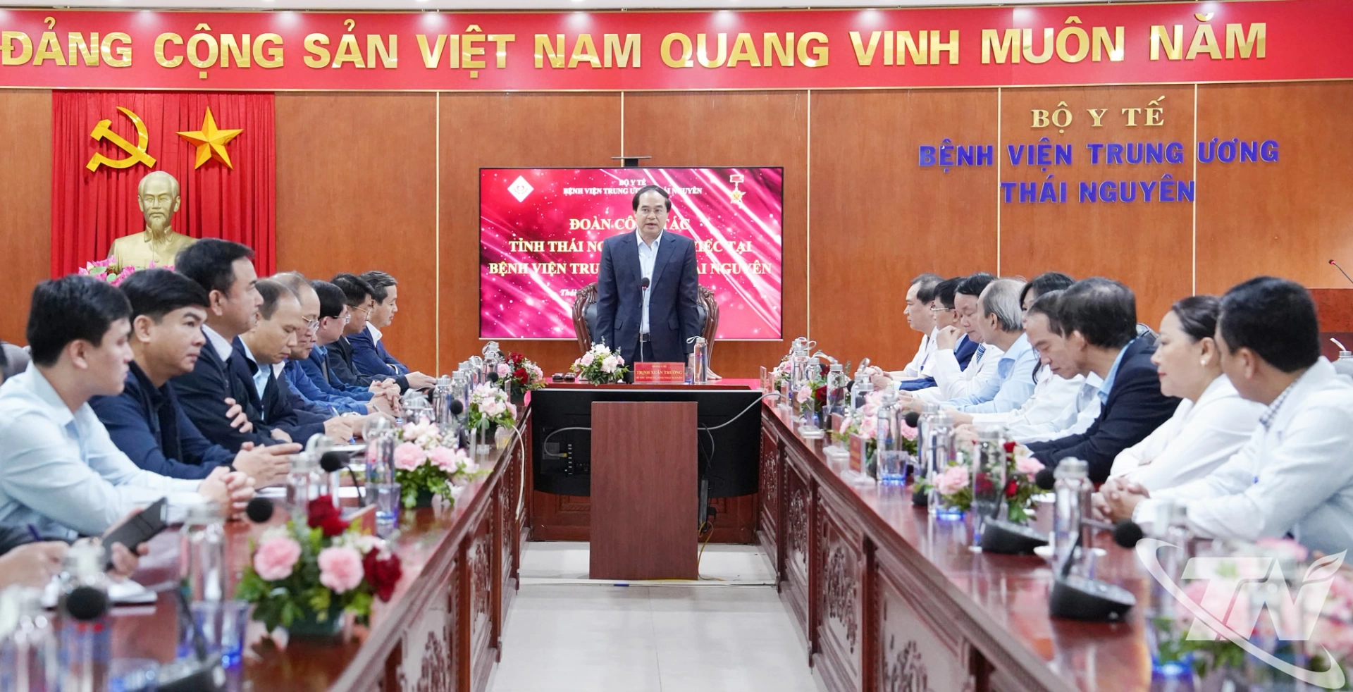 Comrade Trinh Xuan Truong, Provincial Party Secretary, led the provincial delegation to work with Thai Nguyen Central Hospital.