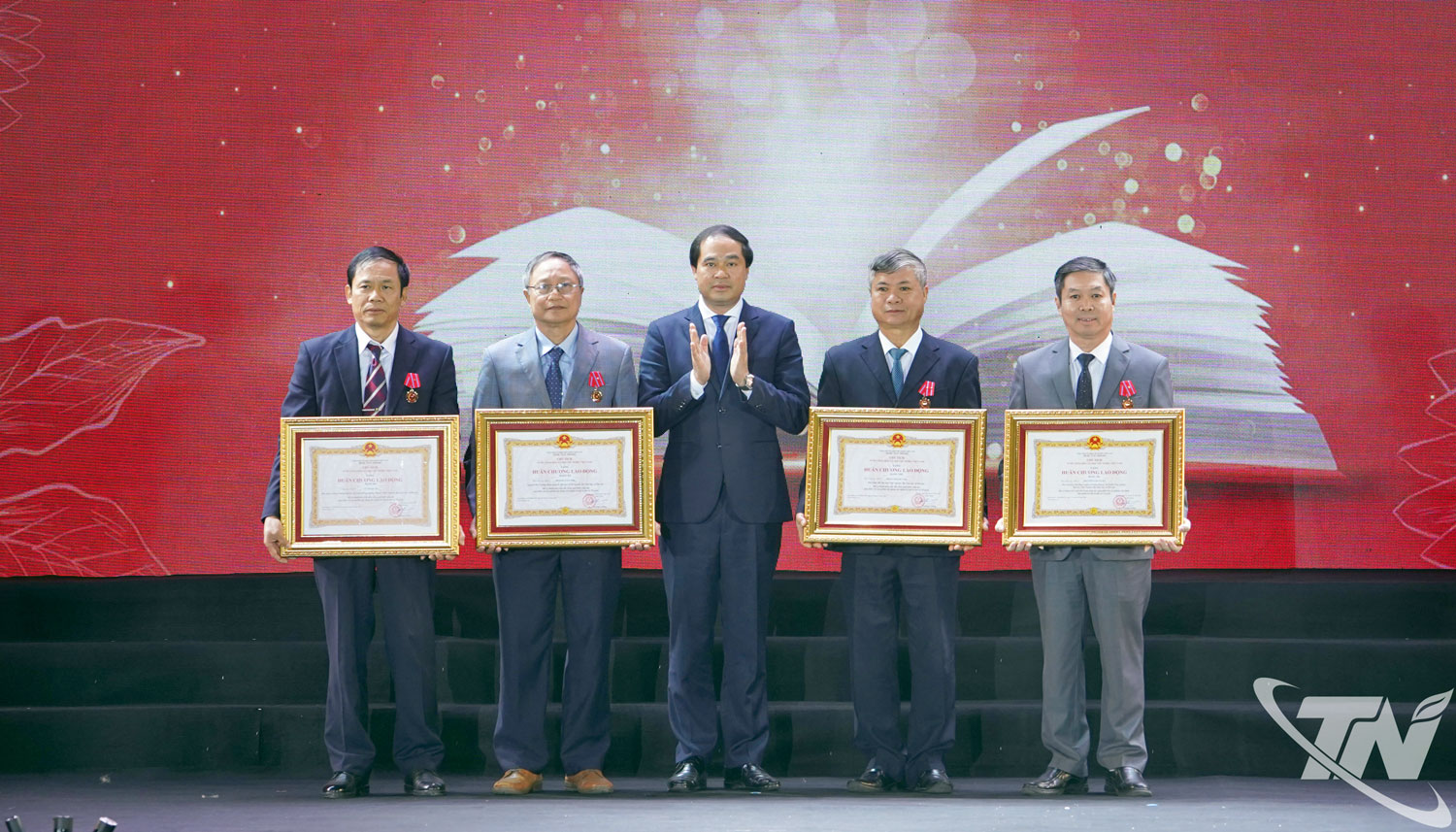 Thừa ủy quyền của Chủ tịch nước, đồng chí Bí thư Tỉnh ủy Trịnh Xuân Trường trao Huân Chương Lao động hạng Ba cho 4 giảng viên của Đại học Thái Nguyên.