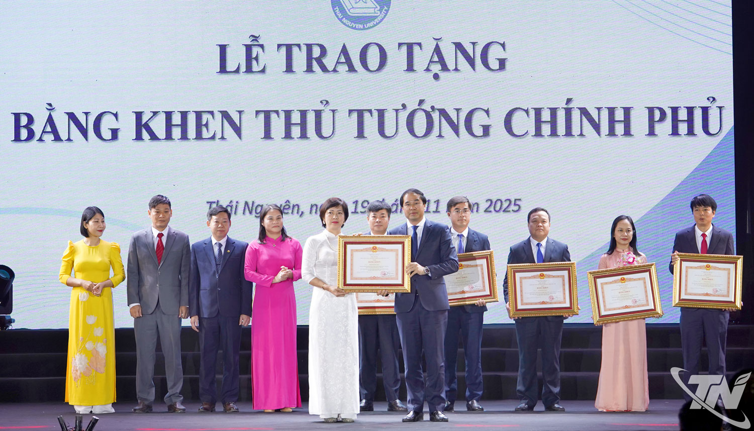 Đồng chí Bí thư Tỉnh ủy Trịnh Xuân Trường trao Bằng khen của Thủ tướng Chính phủ cho các giảng viên của Đại học Thái Nguyên.