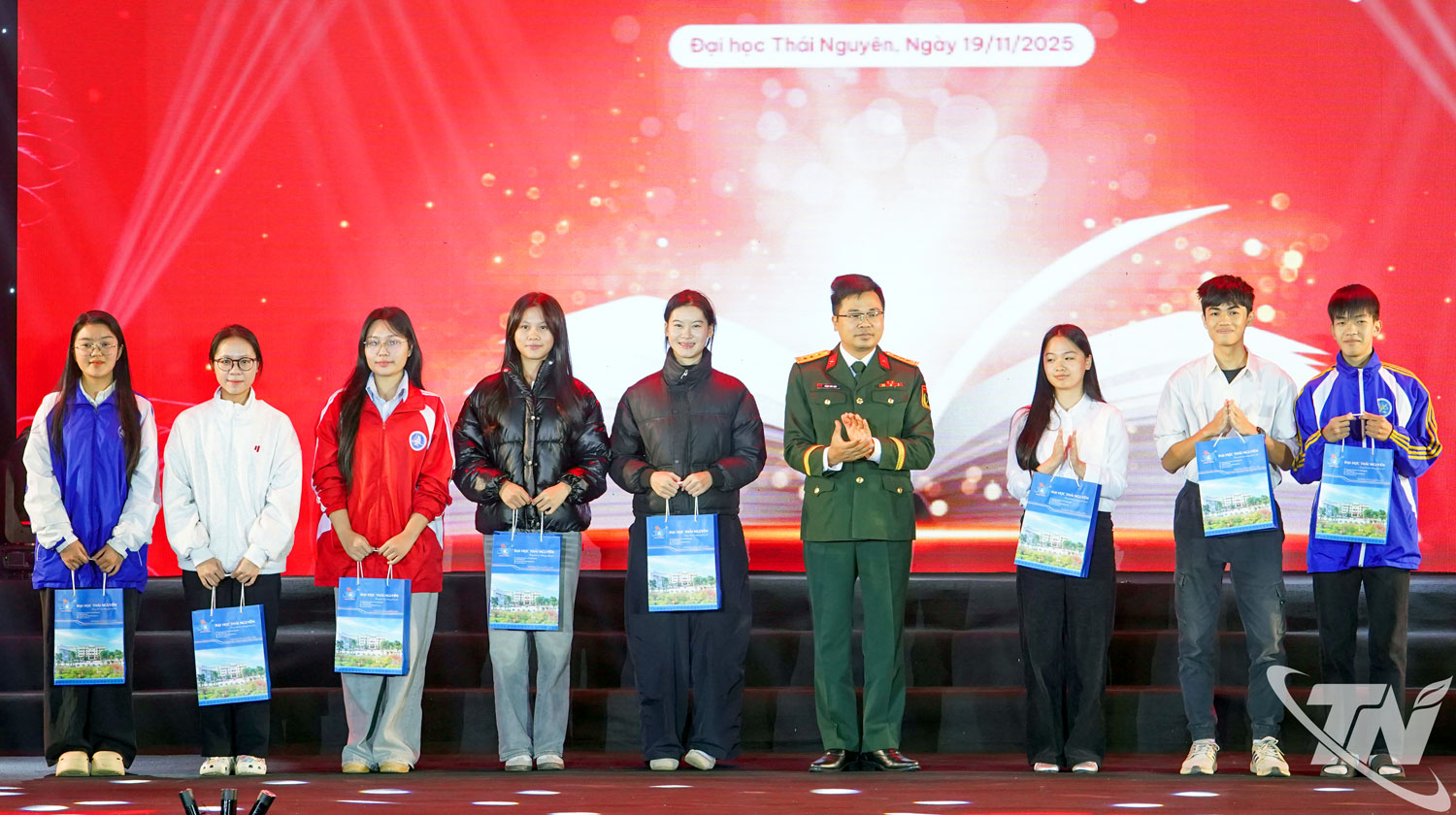 Đại diện Tập đoàn Viettel trao học bổng cho các sinh viên có thành tích học tập xuất sắc của Đại học Thái Nguyên.