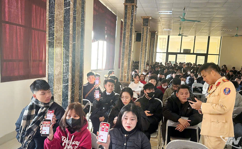 Các thí sinh dự sát hạch được hướng dẫn cài đặt ứng dụng VneTraffic trên điện thoại.