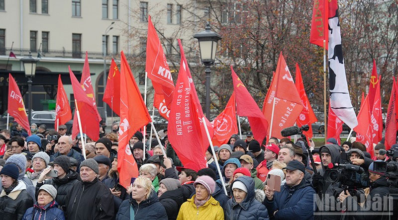 Đảng viên Đảng Cộng sản Liên bang Nga tổ chức mít-tinh kỷ niệm 107 năm Cách mạng Tháng Mười Nga vĩ đại, ngày 7/11/2024.