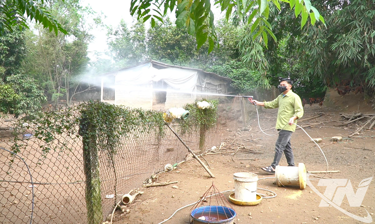 Ông Vũ Khắc Tuân, ở xóm Na Ri (xã Tân Khánh) phun tiêu độc, khử trùng cho chuồng gà