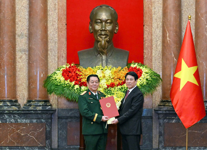 Chủ tịch nước Lương Cường trao quyết định và tặng hoa chúc mừng đồng chí Nguyễn Trọng Nghĩa.