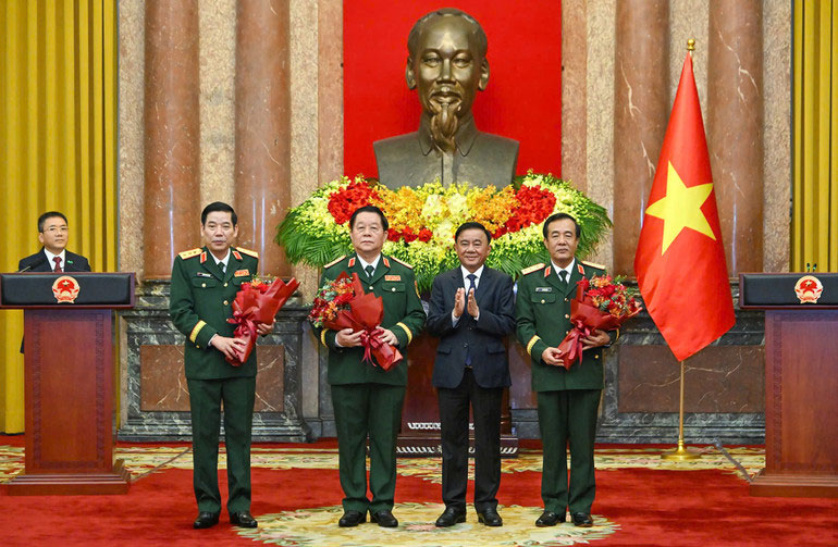 Đồng chí Trần Cẩm Tú chúc mừng các đồng chí được bổ nhiệm, thăng quân hàm.