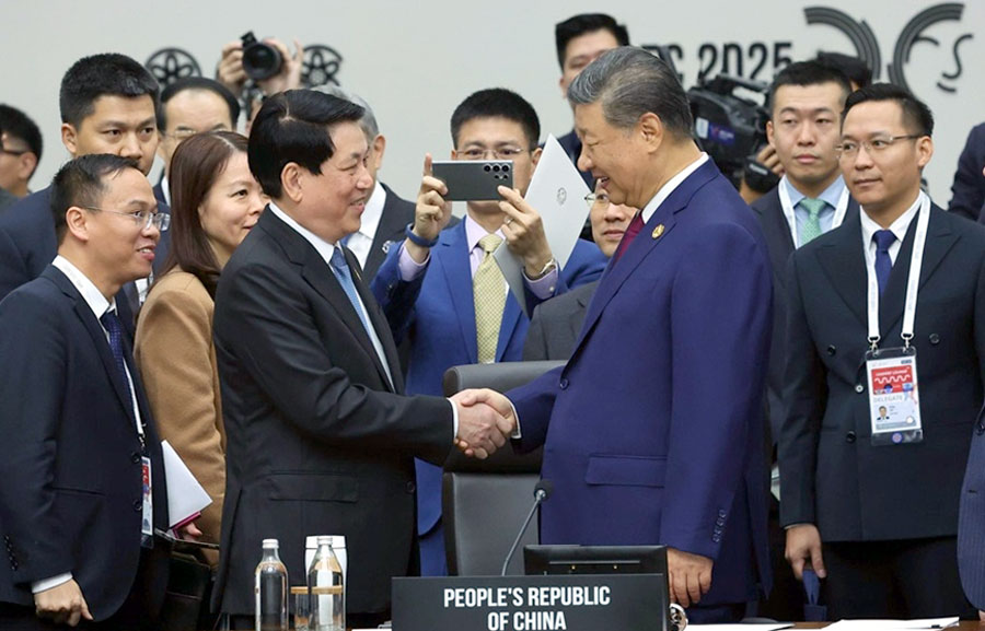 Chủ tịch nước Lương Cường và Tổng Bí thư, Chủ tịch Trung Quốc Tập Cận Bình tại Hội nghị các nhà lãnh đạo APEC 2025 ngày 31-10. Nguồn ảnh: APEC 2025 KOREA & Yonhap News