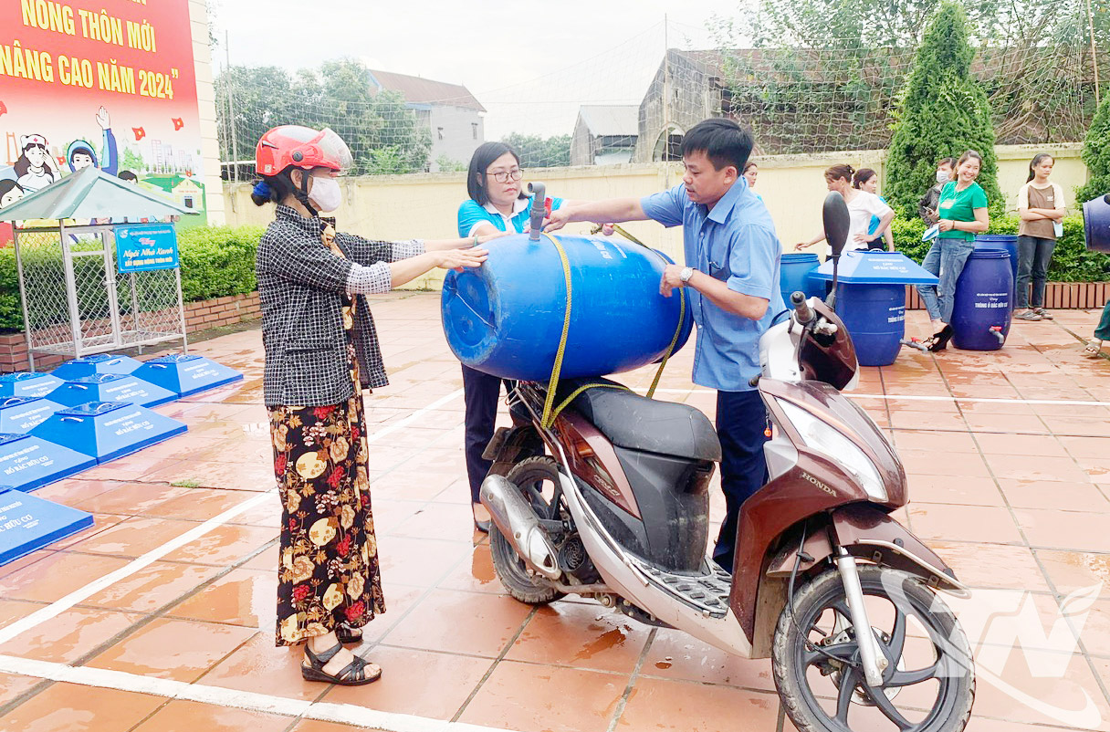 Thực hiện Cuộc vận động “Xây dựng gia đình 5 không, 3 sạch”, Hội Liên hiệp Phụ nữ tỉnh triển khai hỗ trợ thùng xử lý rác thải tại nhà cho các gia đình hội viên.