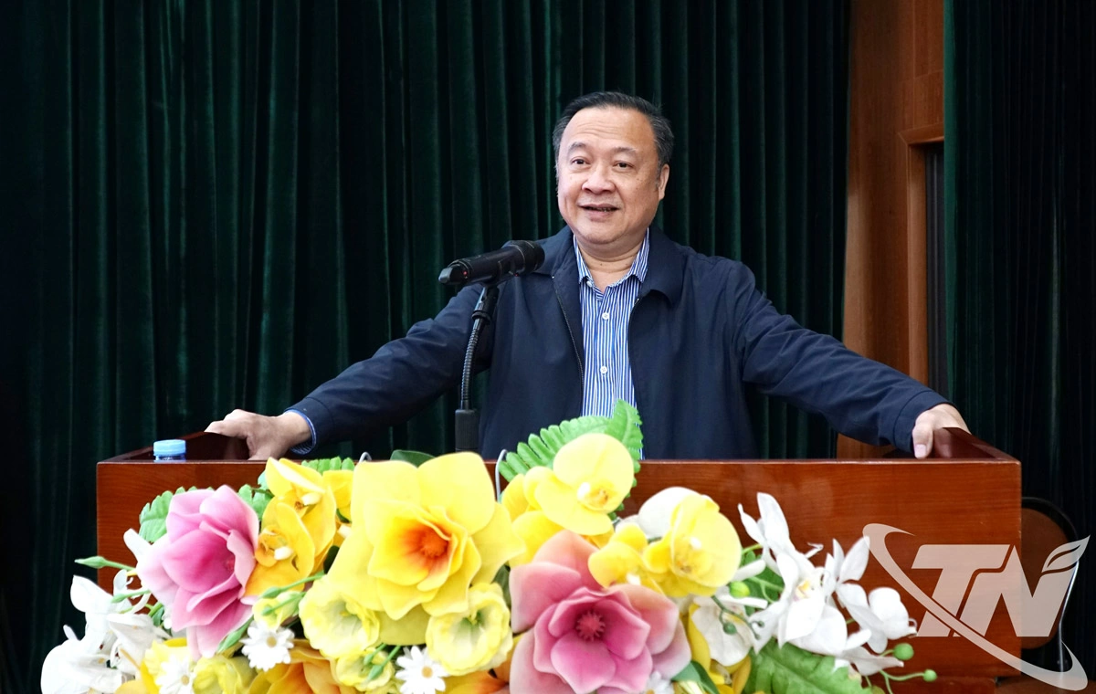 Đồng chí Hoàng Anh Trung, Phó Bí thư chuyên trách Đảng ủy các cơ quan Đảng tỉnh quán triệt, triển khai văn bản tại Hội nghị.