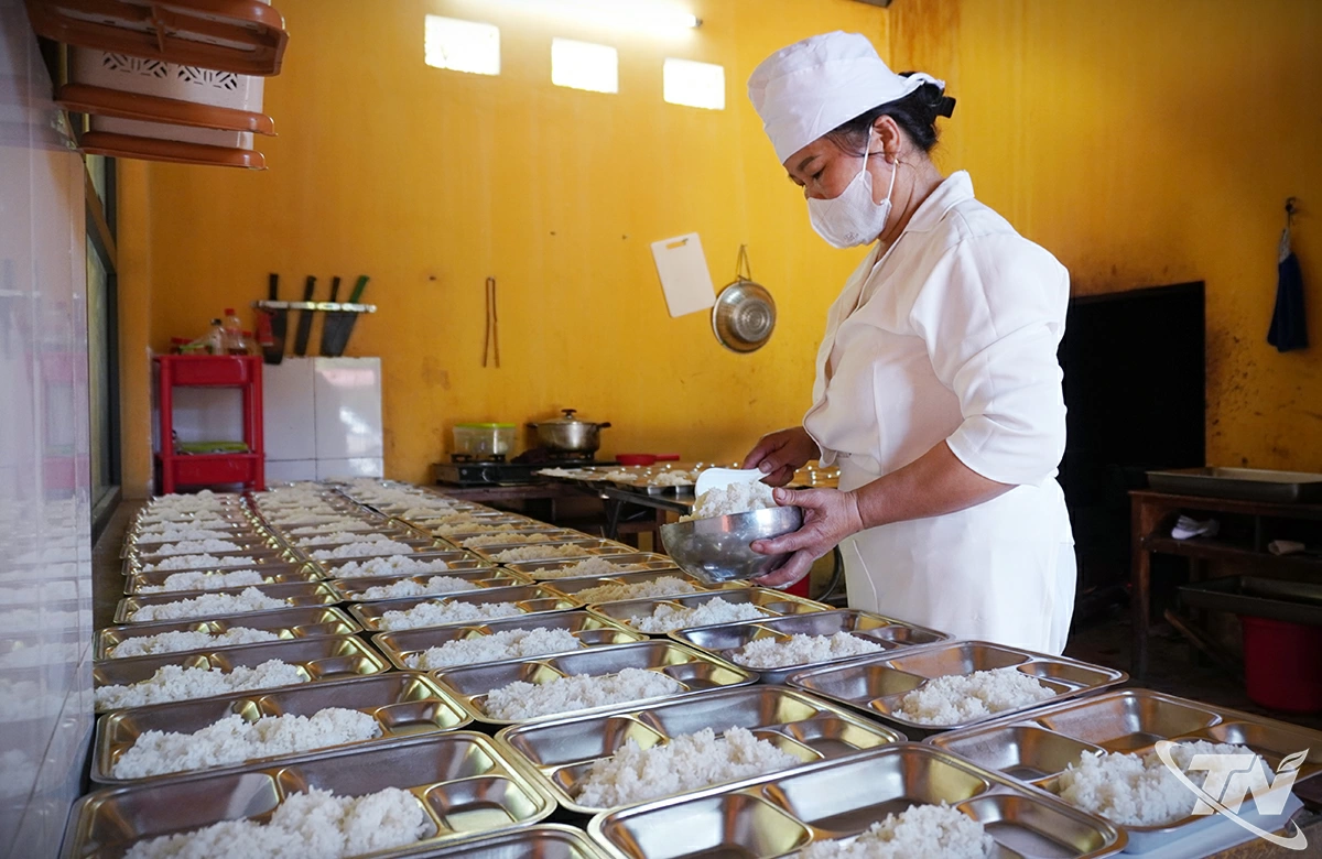 Bà Lành Thị Nông – cô nuôi Trường PTDT bán trú Tiểu học Trung Hòa, xã Nà Phặc, tỉ mỉ chuẩn bị nguyên liệu cho bữa trưa của học sinh.