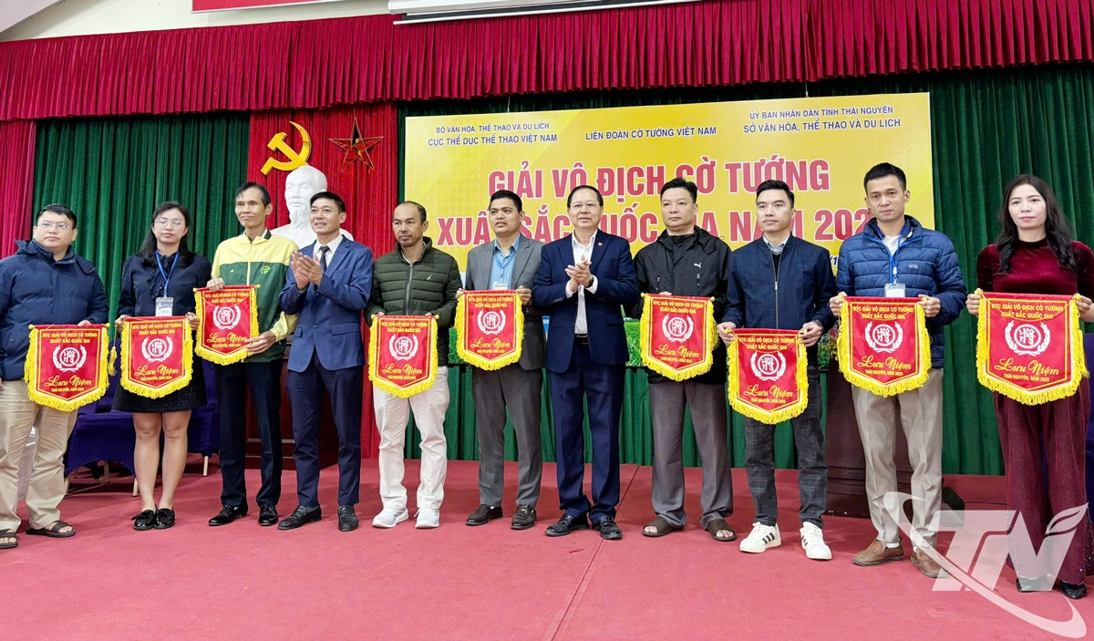 Ban Tổ chức trao Cờ lưu niệm cho các đoàn tham dự.