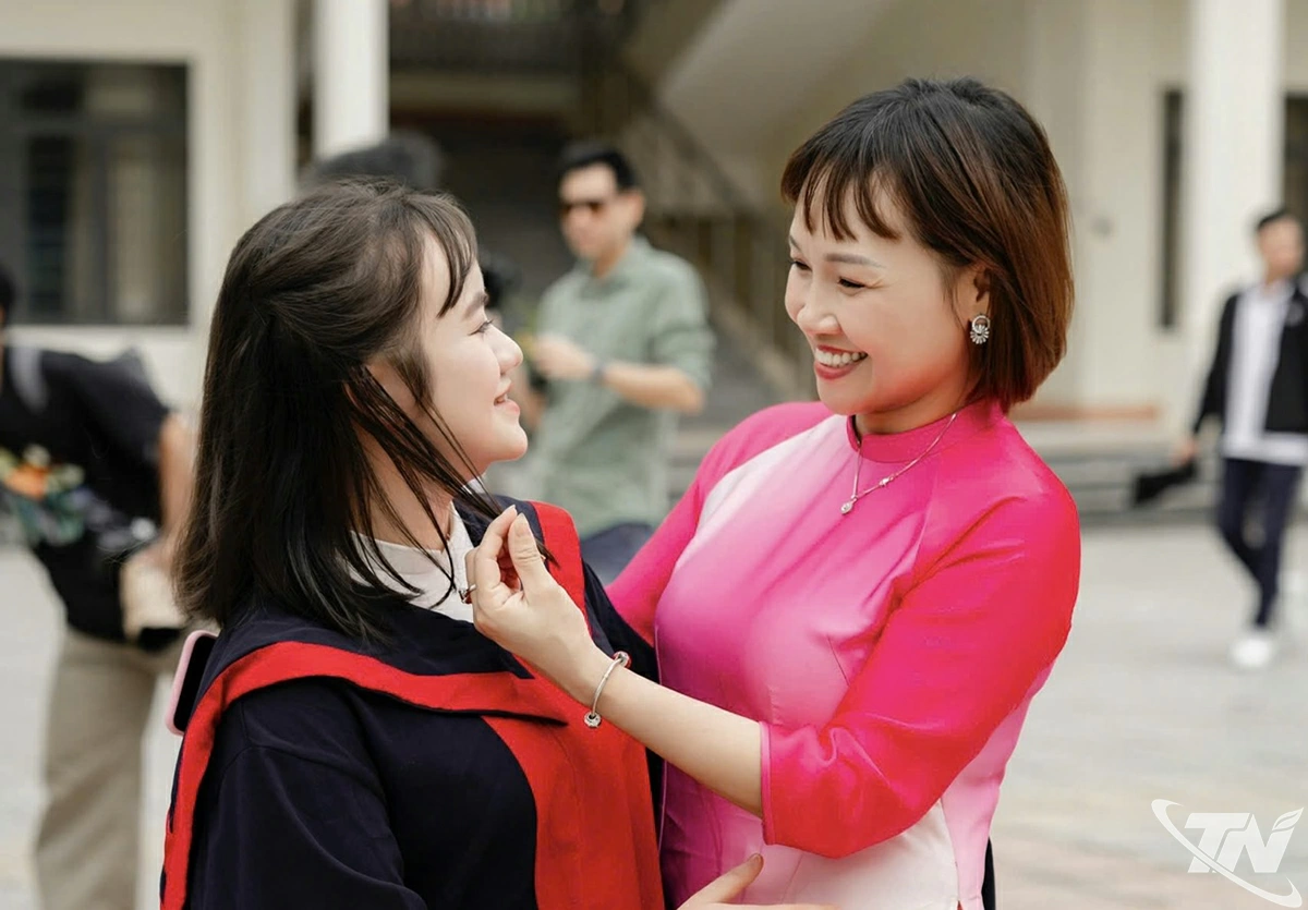 Cô giáo Nguyễn Thị Phương Lan luôn dành những tình cảm trìu mến cho các học trò.