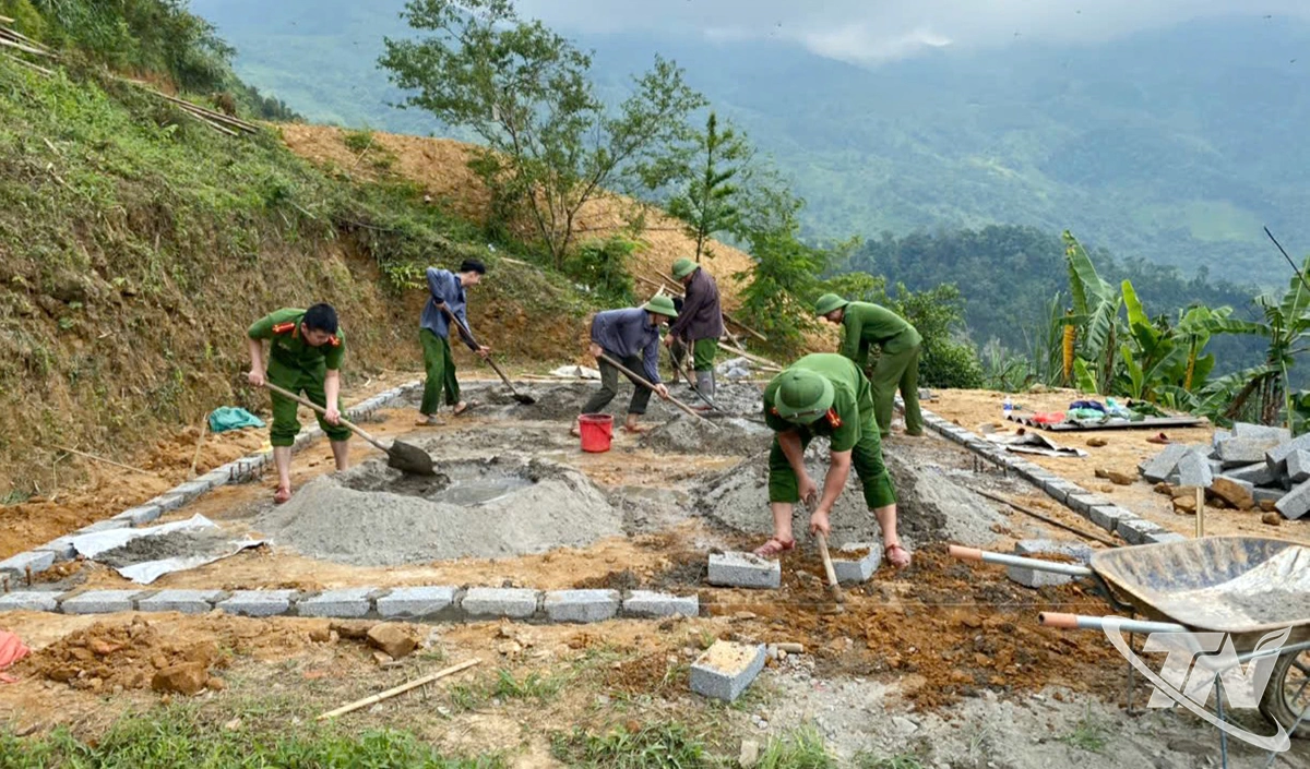 Lực lượng công an tỉnh tham gia chương trình xóa nhà tạm, nhà dột nát 
cho gia đình chính sách, người có công trên địa bàn tỉnh.