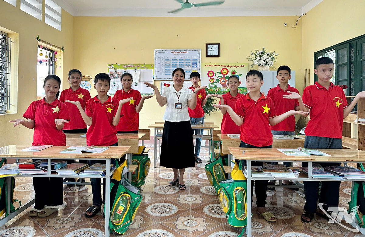  Cô Thiều cùng các em trong giờ học