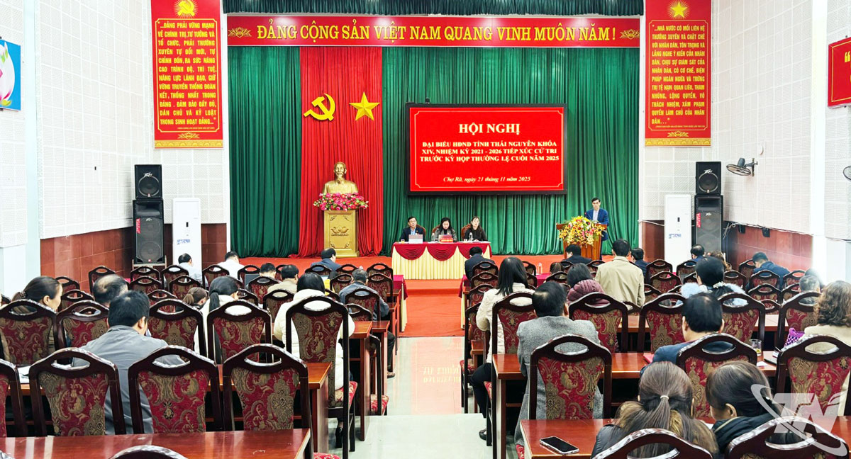 Quang cảnh buổi tiếp xúc cử tri tại xã Chợ Rã